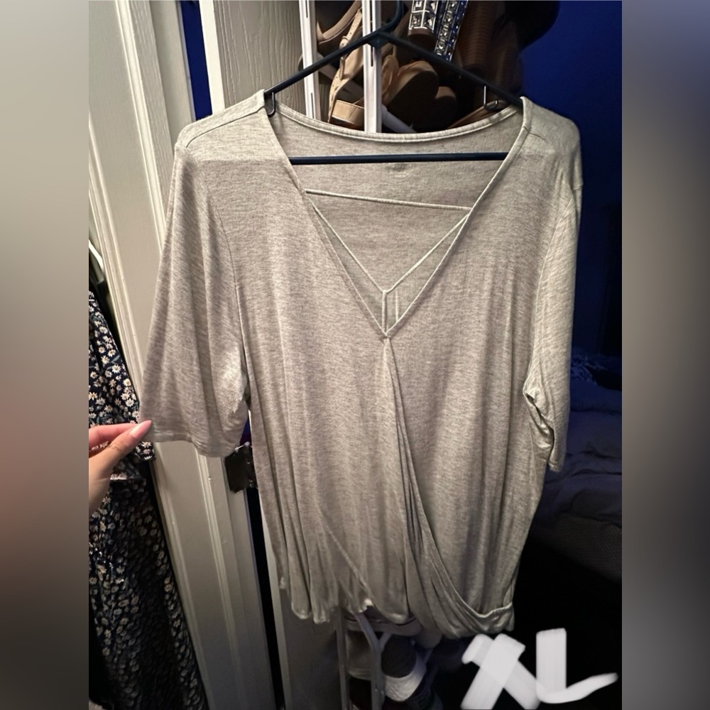 Women’s flowy gray tee